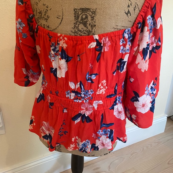 Cute floral off the shoulder top that’s perfect for tiki or Hawaiian party - Picture 3 of 3